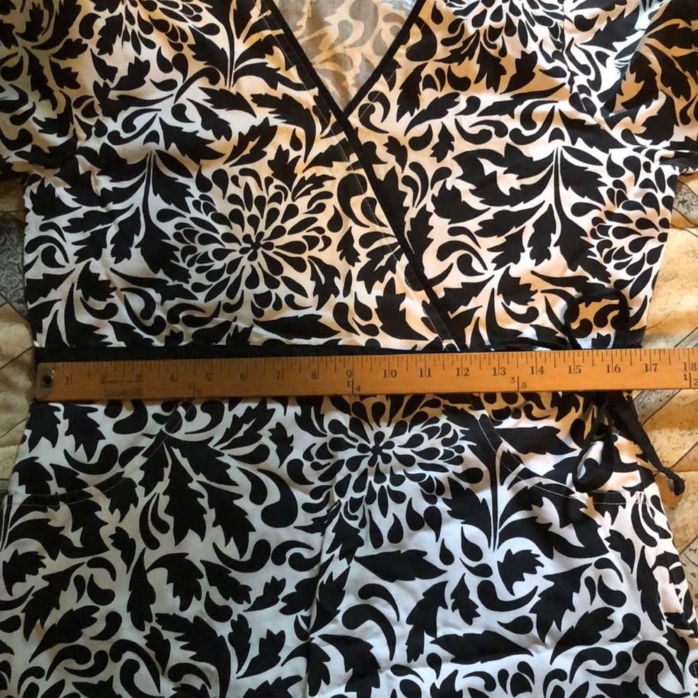 UA Scrubs size xs black and white scrub top - Picture 5 of 8
